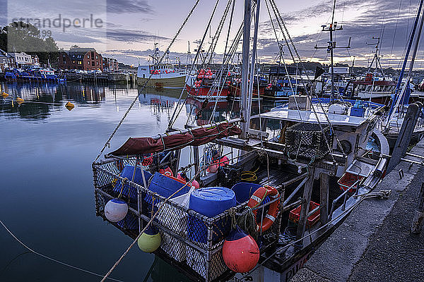 Boote im Hafen des beliebten Fischerhafens von Padstow  Cornwall  England  Vereinigtes Königreich  Europa
