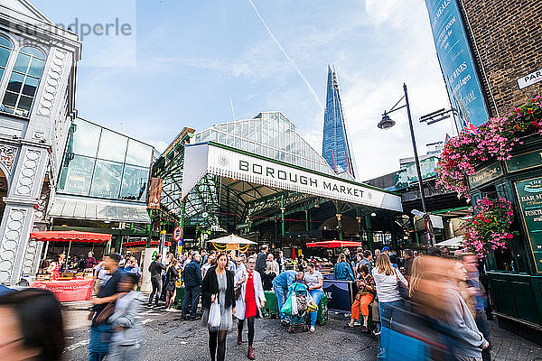 Borough Market mit geschäftigen Einkäufern  Southwark  London Bridge  London  England  Vereinigtes Königreich  Europa
