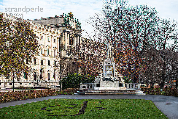 Mozart-Statue im Burggarten vor dem Gebäude der Neuen Burg  Teil der Hofburg  Wien  Österreich  Europa