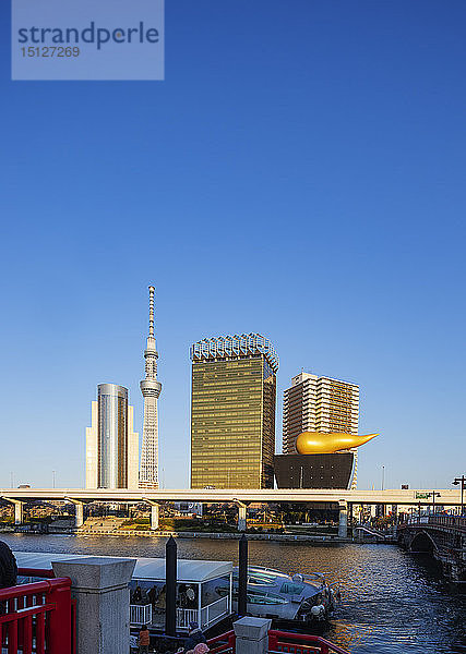 Tokyo Sky Tree Tower und Asahi-Bier Goldene Flamme (Goldene Kuhle)  Asakusa  Tokio  Japan  Asien
