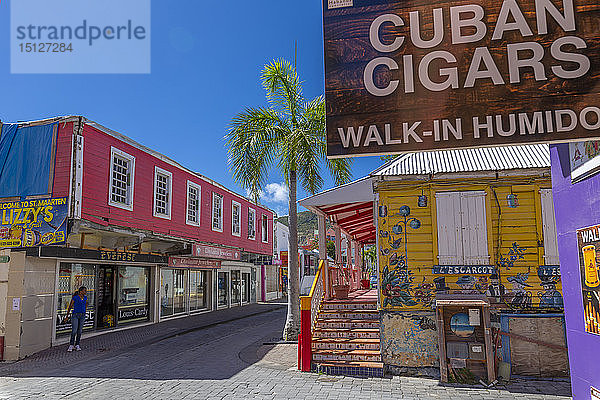 Blick auf Geschäfte und Gebäude in der Front Street  Philipsburg  St. Maarten  Leeward-Inseln  Westindien  Karibik  Mittelamerika