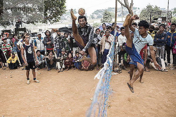 Chin Lone  traditioneller Sport in Myanmar  der mit einem Bambusball gespielt wird  Pindaya-Höhlenfest  Shan-Staat  Myanmar (Burma)  Asien