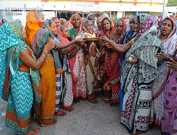 Witwen versammeln sich  um das monatelange Kartika Brata-Fest zu feiern  indem sie gemeinsam fasten und Puja-Lampen anzünden  Puri  Odisha  Indien  Asien