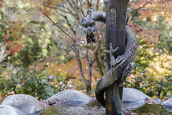 Kleiner Springbrunnen im Shoshazan Engyo-ji-Tempel auf dem Berg Shosha  Himeji  Kansai  Japan  Asien