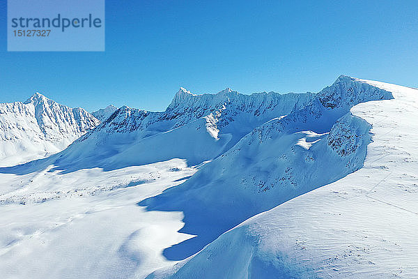 Drohnenansicht der Lyngen-Alpen  Nordlenangen  Halbinsel Lyngen  Provinz Troms  Norwegen  Skandinavien  Europa