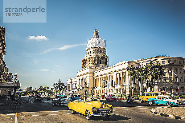 Ein gelber amerikanischer Oldtimer vor El Capitolio in Havanna  La Habana  Kuba  Westindien  Karibik  Mittelamerika