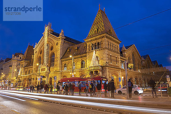 Außenansicht der Großen Markthalle (Zentrale Markthalle) bei Nacht mit Lichtspuren  Kozponti Vasarcsarnok  Budapest  Ungarn  Europa