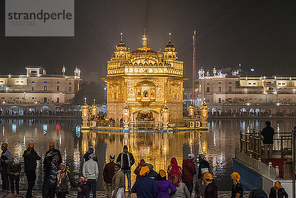 Der Goldene Tempel bei Nacht  Amritsar  Punjab  Indien  Asien
