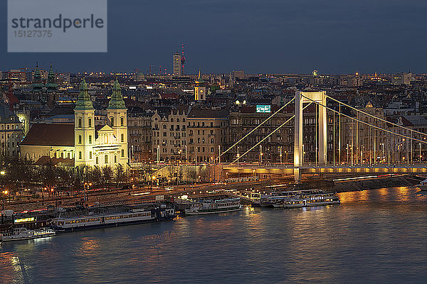 Elisabethbrücke über die Donau und Stadtansicht bei Nacht  UNESCO-Weltkulturerbe  Budapest  Ungarn  Europa