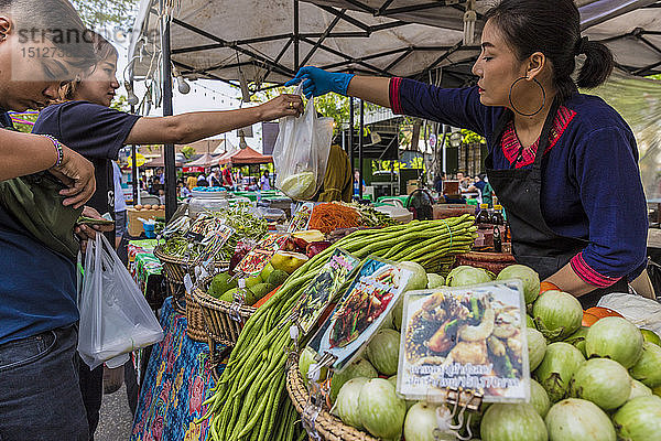 Ein vegetarischer Marktstand auf dem Indy-Markt in der Altstadt von Phuket  Phuket  Thailand  Südostasien  Asien