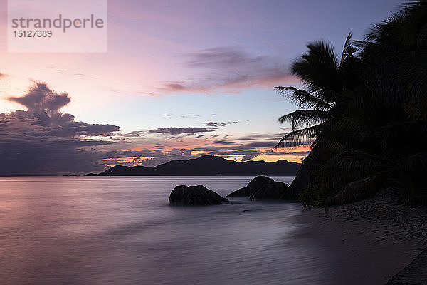 Sonnenuntergang an der Anse Source d'Argent mit Blick Richtung Praslin  Union Estate Park  La Digue  Seychellen  Indischer Ozean  Afrika