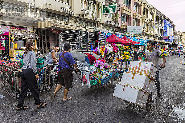 Eine Marktszene auf dem 24-Stunden-Markt in Phuket Town  Phuket  Thailand  Südostasien  Asien