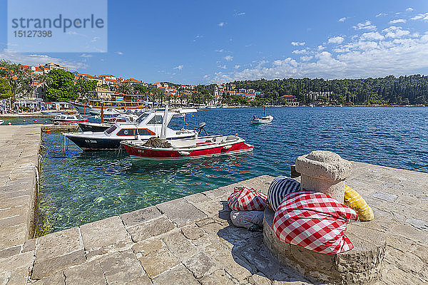 Blick auf Hafenboote und Cavtat an der Adria  Cavtat  Dubrovnik Riviera  Kroatien  Europa