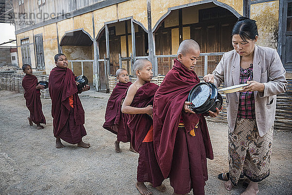 Junge Mönchsnovizen sammeln Almosen in Pindaya  Shan-Staat  Myanmar (Birma)  Asien