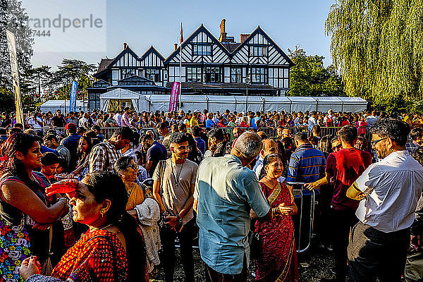 Warteschlange vor dem Tempel für das hinduistische Janmashtami-Fest in Bhaktivedanta Manor  Watford  England  Vereinigtes Königreich  Europa