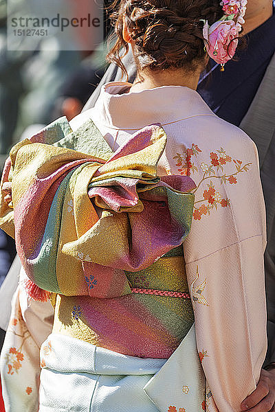 Detail eines Mädchens  das einen Kimono trägt  Sensoji-Tempel  Asakusa  Tokio  Japan  Asien