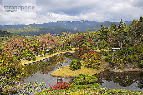 Luftaufnahme des von Herbstlaub umgebenen Yokuryuchi-Teichs im Shugakin Imperial Villa Garden  Kyoto  Japan  Asien