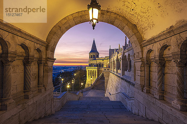 Fischerbastei mit dramatischem Sonnenaufgang  Budaer Burgberg  Budapest  Ungarn  Europa