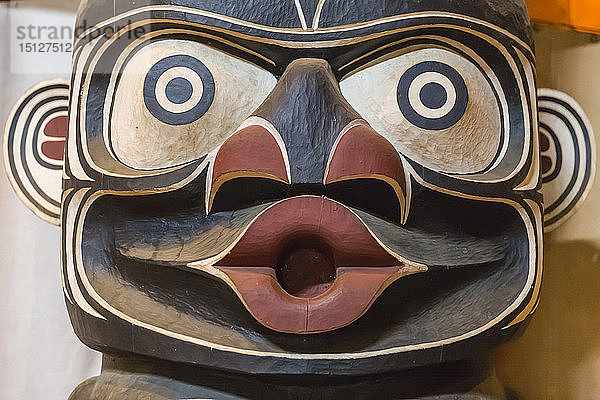 Totempfahl im Langhaus des Volkes der Kwakwaka'wakw  Alert Bay  British Columbia  Kanada  Nordamerika