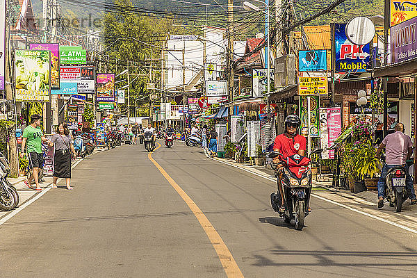 Die Hauptstraße  Rim Hat Road  in Kamala in Phuket  Thailand  Südostasien  Asien