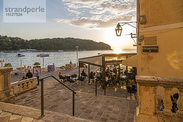 Blick auf das Restaurant bei Sonnenuntergang in Cavtat an der Adria  Cavtat  Dubrovnik Riviera  Kroatien  Europa