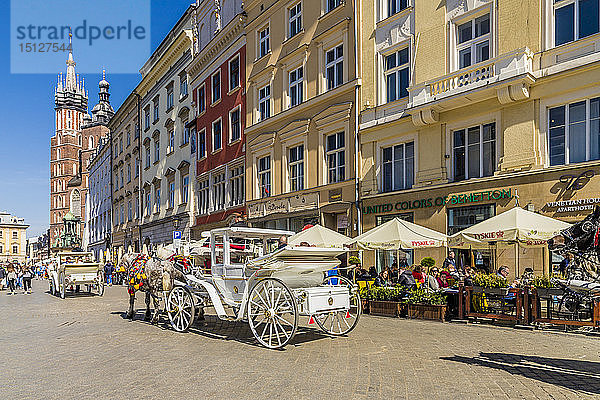 Pferdekutsche auf dem Hauptplatz  Rynek Glowny  in der mittelalterlichen Altstadt  UNESCO-Weltkulturerbe  Krakau  Polen  Europa
