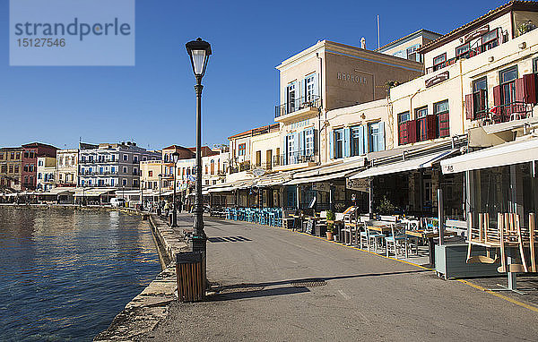 Bunte Cafés am Ufer des venezianischen Hafens  Chania  Kreta  Griechische Inseln  Griechenland  Europa