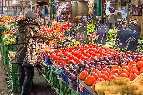 Obst und Gemüse in der Auslage am Naschmarkt  Wien  Österreich  Europa