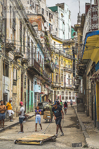 Belebte Straße in La Habana (Havanna)  Kuba  Westindien  Karibik  Mittelamerika