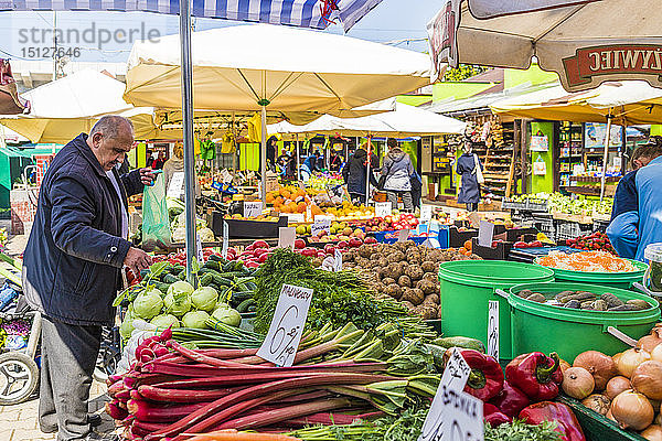 Ein Obst- und Gemüsestand auf dem lokalen Markt Unitarg Plac Targowy in Krakau  Polen  Europa
