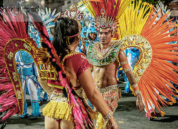 Sambatänzerinnen bei der Karnevalsparade in Niteroi  Bundesstaat Rio de Janeiro  Brasilien  Südamerika