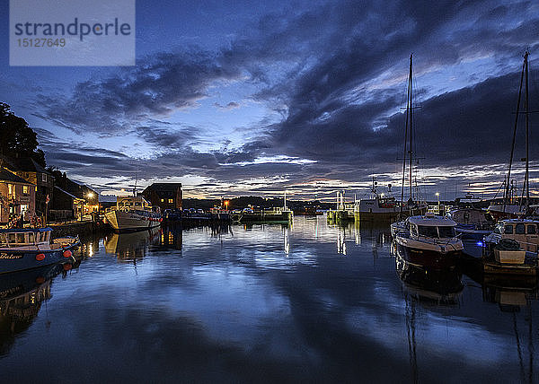 Boote und Lichter im Hafen des beliebten Fischerhafens von Padstow  Cornwall  England  Vereinigtes Königreich  Europa