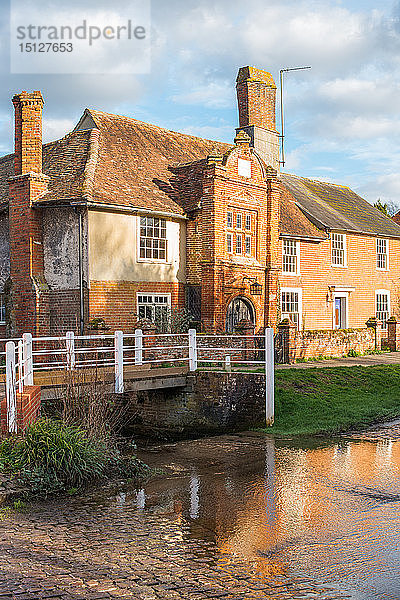 Ye Olde River House aus dem Jahr 1490 spiegelt sich in der Furt im Dorf Kersey  Suffolk  England  Vereinigtes Königreich  Europa