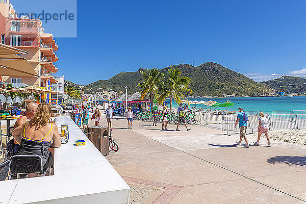 Blick auf eine Strandbar mit Blick auf das Karibische Meer  Philipsburg  St. Maarten  Leeward-Inseln  Westindien  Karibik  Mittelamerika