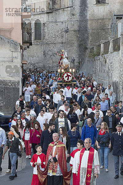 Prozession anlässlich des San-Giorgio-Festes mit der Reiterfigur des Heiligen Georg in Ragusa Ibla  Ragusa  Sizilien  Italien  Europa
