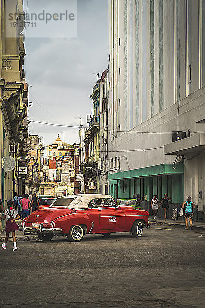 Roter Oldtimer in den Straßen von La Habana (Havanna)  Kuba  Westindien  Karibik  Mittelamerika