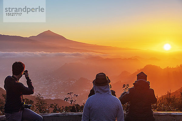 Pico del Teide  3718m  der höchste Berg Spaniens  bei Sonnenuntergang  Teide-Nationalpark  UNESCO-Weltkulturerbe  Teneriffa  Kanarische Inseln  Spanien  Atlantik  Europa