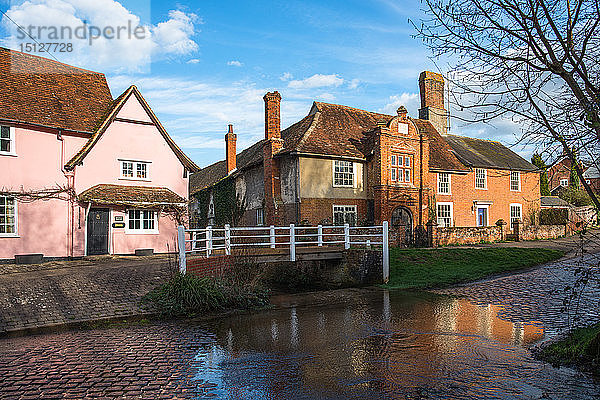 Ye Olde River House aus dem Jahr 1490 gegenüber der Furt im malerischen Dorf Kersey  Suffolk  England  Vereinigtes Königreich  Europa