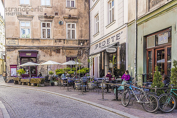 Eine Cafészene in der mittelalterlichen Altstadt  UNESCO-Weltkulturerbe  in Krakau  Polen  Europa