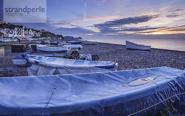 Ruhige Morgenszene mit Fischerbooten am Kieselstrand von Budleigh Salterton  Devon  England  Vereinigtes Königreich  Europa