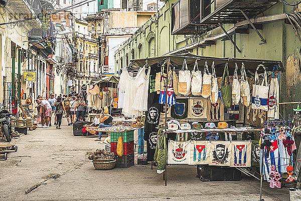 Lokaler Souvenirmarkt  La Habana (Havanna)  Kuba  Westindien  Karibik  Mittelamerika