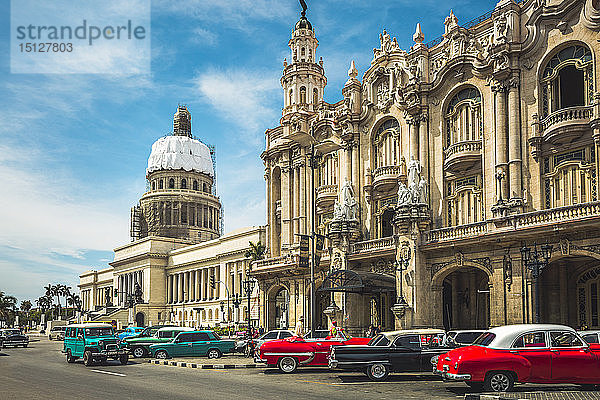 Alte amerikanische Taxis  geparkt vor dem Gran Teatro de La Habana und El Capitolio  Havanna  Kuba  Westindien  Karibik  Mittelamerika