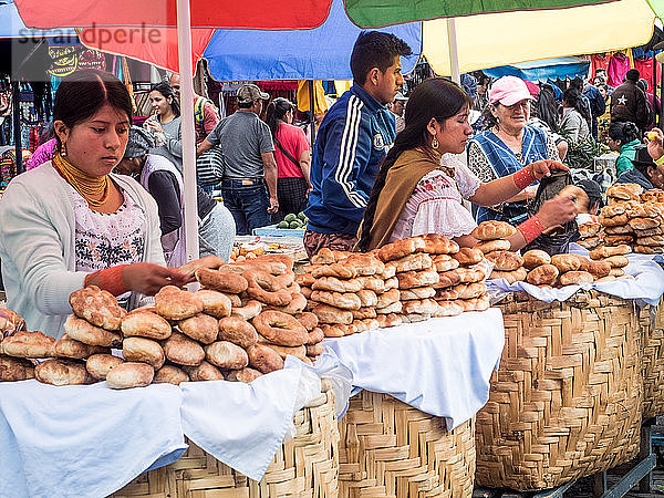 Brot zu verkaufen  Markt  Plaza de los Ponchos  Otavalo  Ecuador  Südamerika