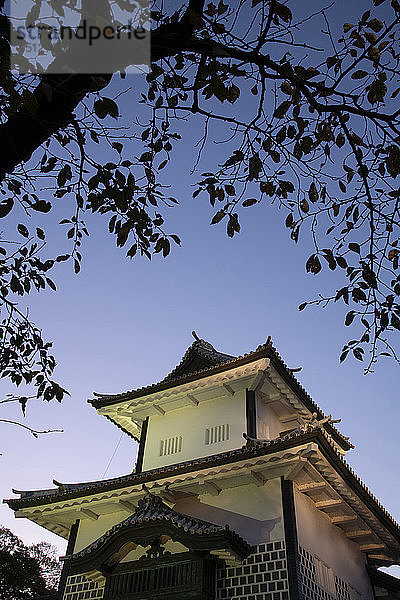 Ein Eingangstor zum Gelände der Burg Kanazawa in der Abenddämmerung  Kanazawa  Ishigawa  Japan  Asien