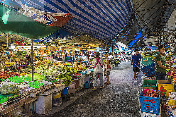 Marktstände auf dem lokalen 24-Stunden-Markt in Phuket Town  Phuket  Thailand  Südostasien  Asien