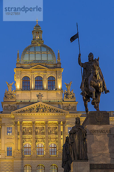Das beleuchtete Nationalmuseum (Narodni Muzeum) und die Statue des Heiligen Wenzel in der Abenddämmerung  Prag  Böhmen  Tschechische Republik