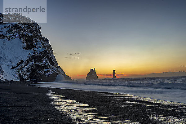 Felsen von Reynisdrangar bei Sonnenaufgang  vom Strand Halsanefs Hellir bei Vik  Südisland  Island  Polarregionen