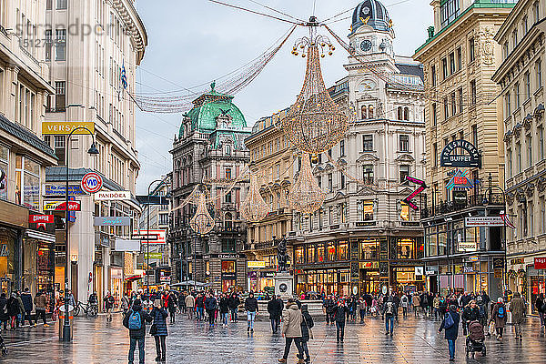 Weihnachtsbeleuchtung in der Abenddämmerung in der Wiener Innenstadt am Graben  Wien  Österreich  Europa