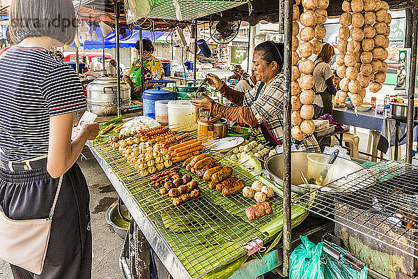 Der lokale Nachtmarkt in der Altstadt von Phuket  Phuket  Thailand  Südostasien  Asien