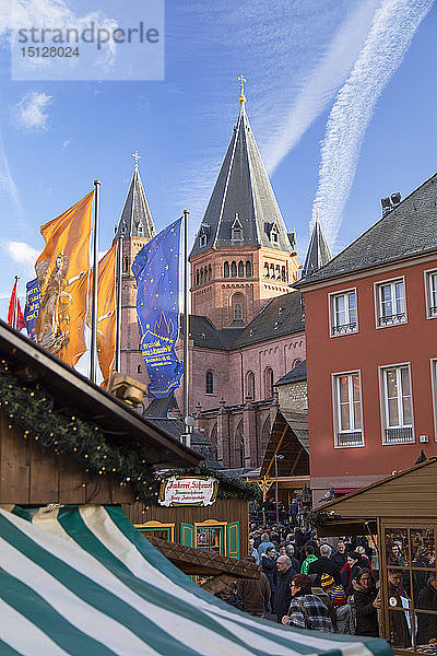 Weihnachtsmarkt und Mainzer Dom  Mainz  Rheinland-Pfalz  Deutschland  Europa